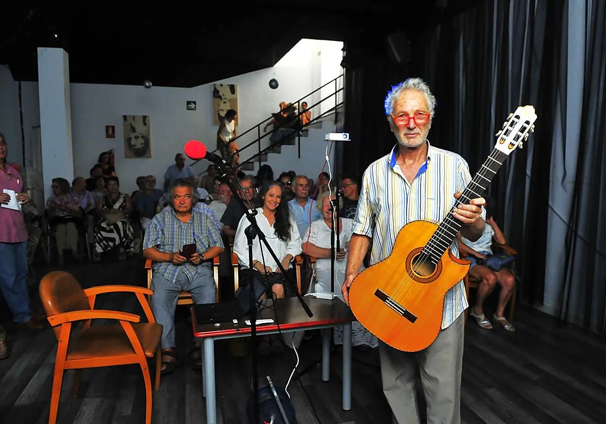 Andrés D. Marvi, constructor de guitarras de Ferreirola, da una charla en Órgiva