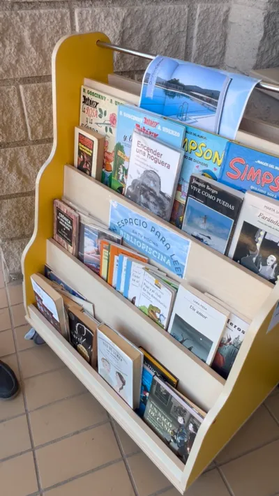 Lanjarón estrena la Bibliopiscina, libros gratis en la Piscina Municipal
