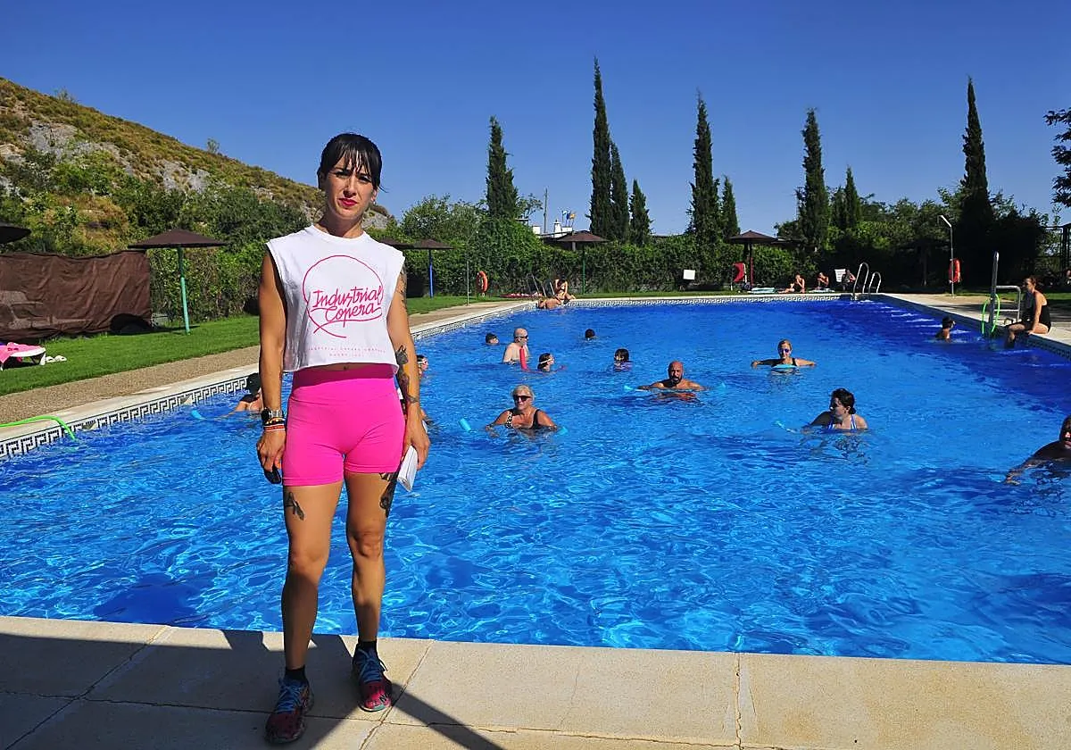 Patricia Peña, monitora de aguagym en la piscina de Alpujarra de la Sierra